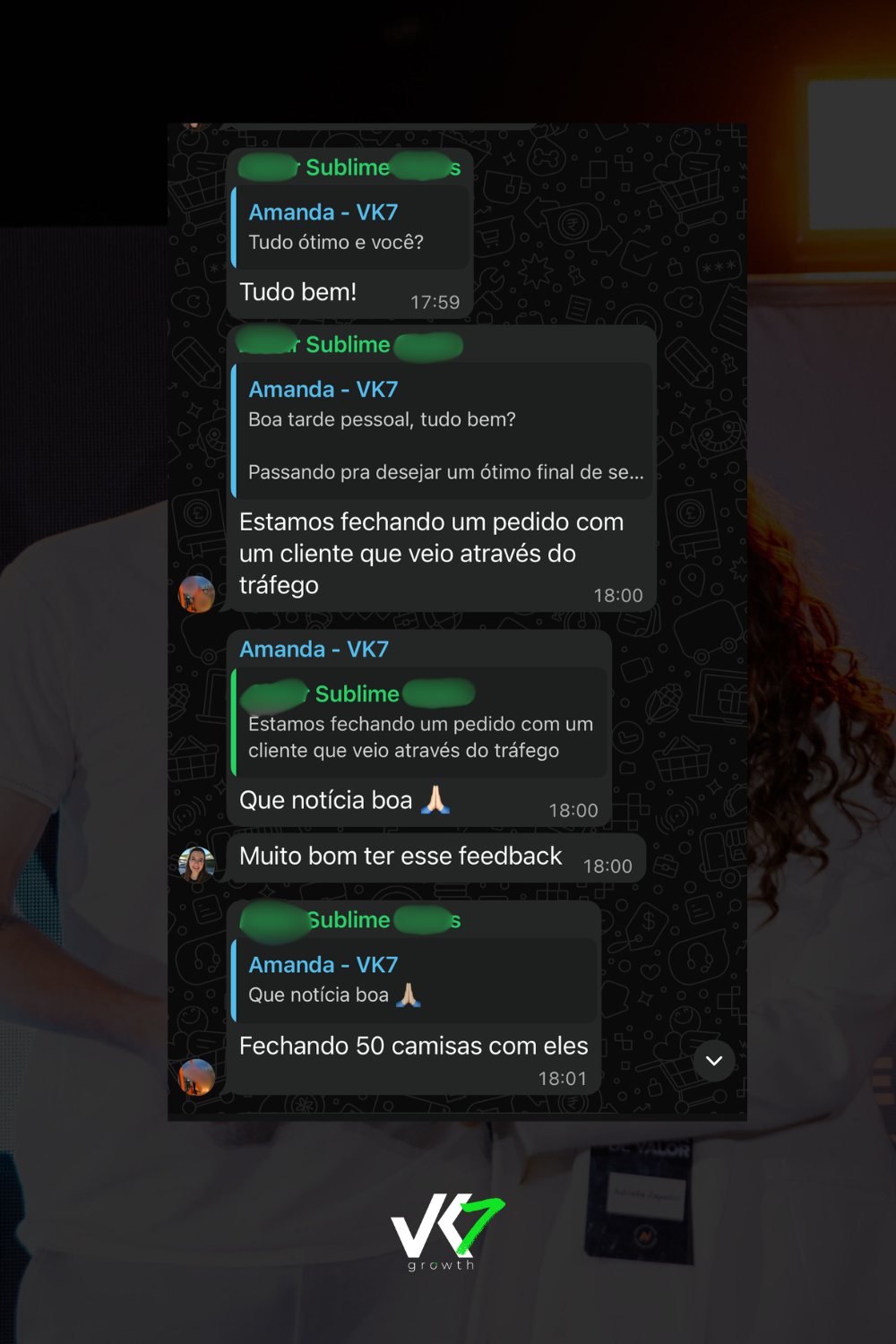 Cliente comemorando pedido fechado através do tráfego pago, 50 camisas